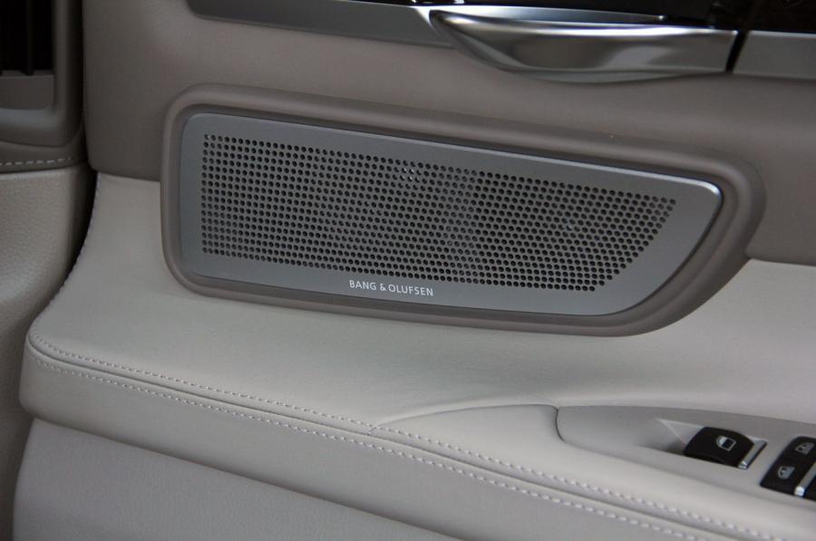 Детали интерьера Alpina B7 Bi-Turbo (F01) 2012 года  (фото 15 из 80)